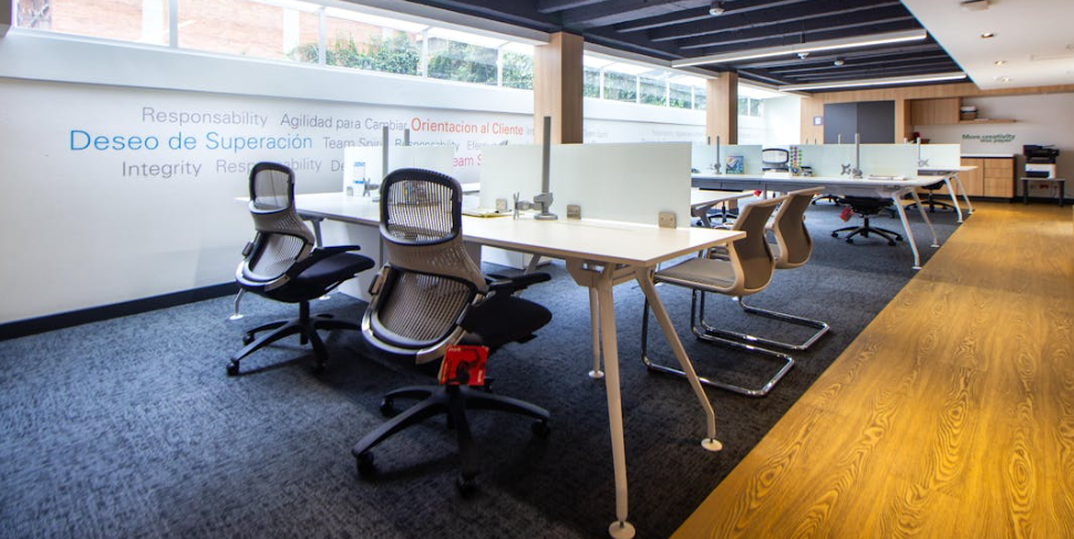 Karpet kantor yang kotor picu alergi, sakit, & turunkan produktivitas. Resik Indo ungkap 5 bahaya tersembunyi & solusi jasa cleaning profesional. Disinfeksi karpet hubungi kami!