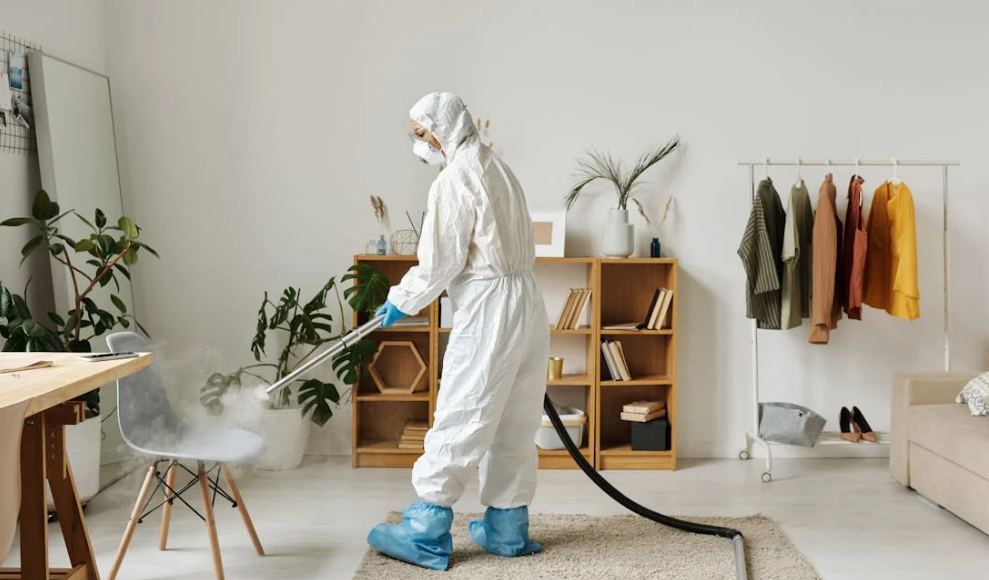 Karpet kantor yang kotor picu alergi, sakit, & turunkan produktivitas. Resik Indo ungkap 5 bahaya tersembunyi & solusi jasa cleaning profesional. Disinfeksi karpet hubungi kami!